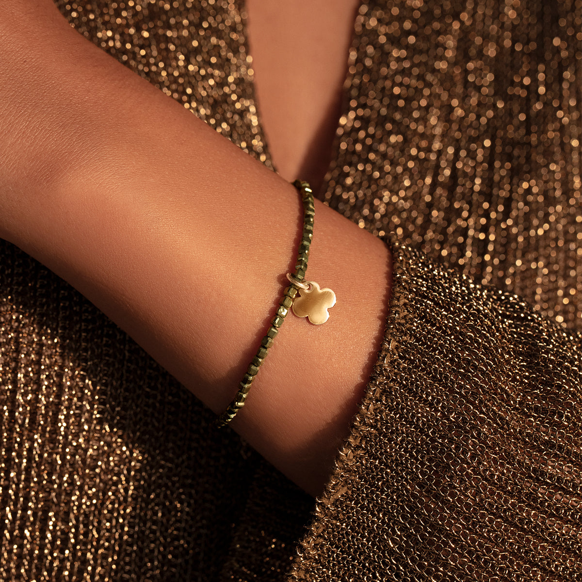 Armband aus Pyrit Steinen mit Anhänger Kleeblatt 1 cm, vergoldet - Detailansicht
