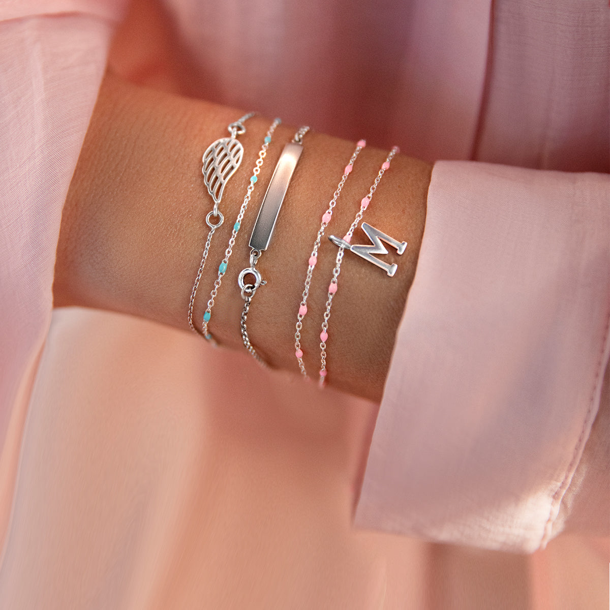 Armband mit rosa Emaille mit Buchstaben M versilbert - Detailansicht