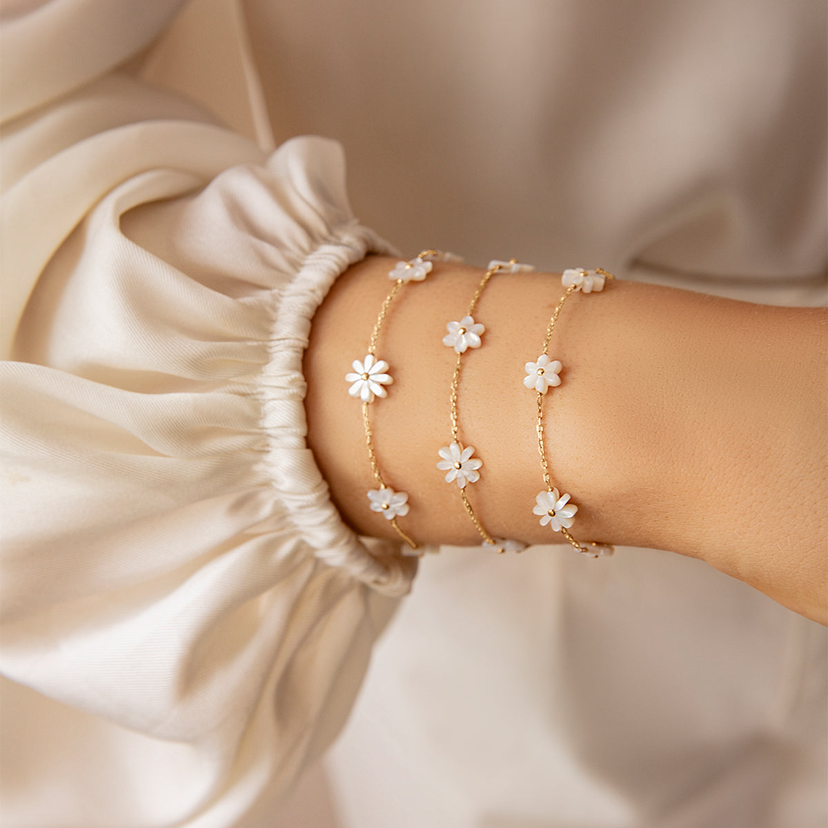 Flowers Armband mit Perlmutt Vergissmeinnicht, vergoldet - Detailansicht