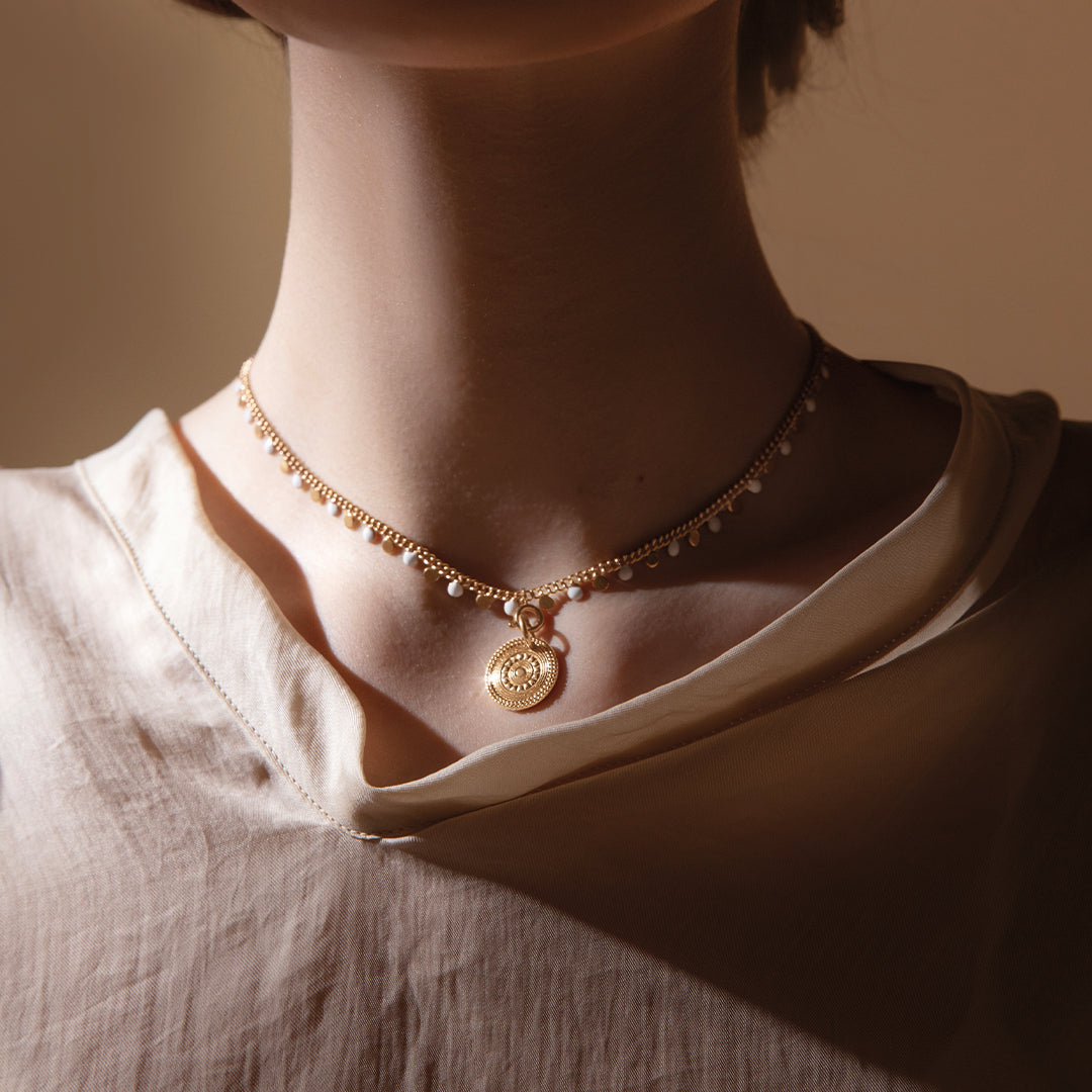 Halskette Sophie weiße Emaille mit Boho II Anhänger, vergoldet - Detailansicht