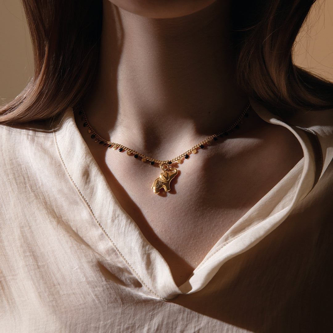 Halskette Sophie schwarze Emaille mit 2 cm Elefanten Anhänger, vergoldet - Detailansicht