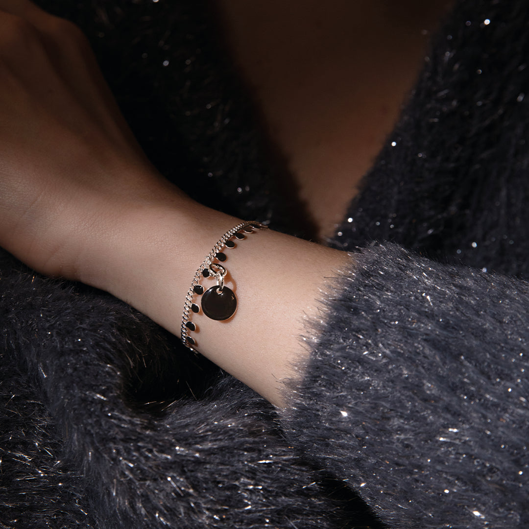 Armband Sophie schwarze Emaille mit 1 cm Medaillon mit schwarzer Emaille, versilbert - Detailansicht
