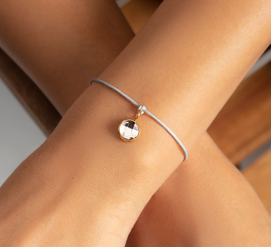 Armband mit vergoldetem weißen Quarz auf dünnem perlen Band - Detailansicht