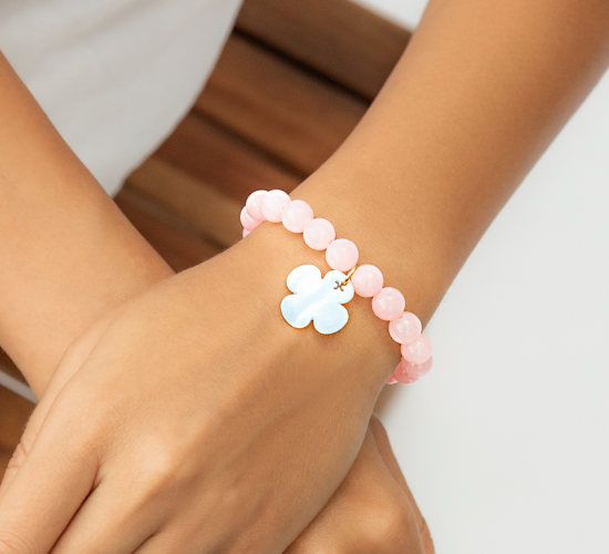 Kometenarmband aus Natursteinen mit einem runden Klee aus Perlenmasse - Trägeransicht