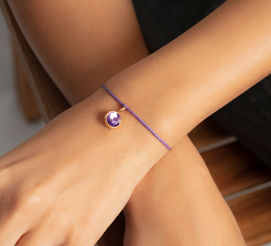 Armband mit vergoldetem violetten Quarz auf dünnem hellvioletten Band - Detailansicht