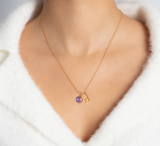Halskette Klassisch mit Buchstaben M und violettem Quarz-Anhänger vergoldet - Detailansicht