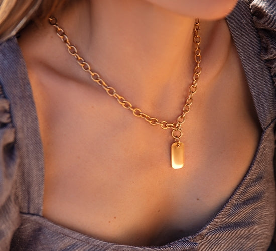 Halskette No. 1 mit einem 3 cm langen, vergoldeten Dog Tag - Detailansicht