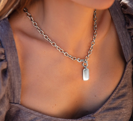 Halskette No. 1 mit einem 2,4 cm langen versilberten Dog Tag - Detailansicht