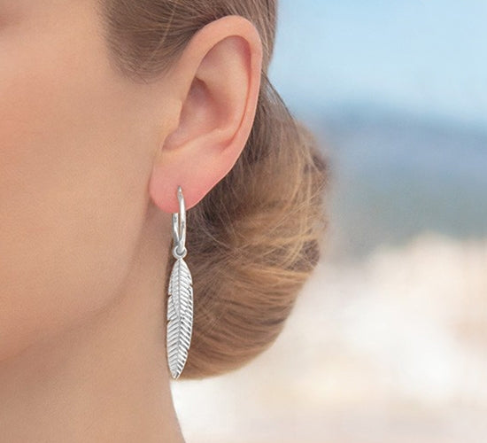 Ohrring Feder links silber - Detailansicht