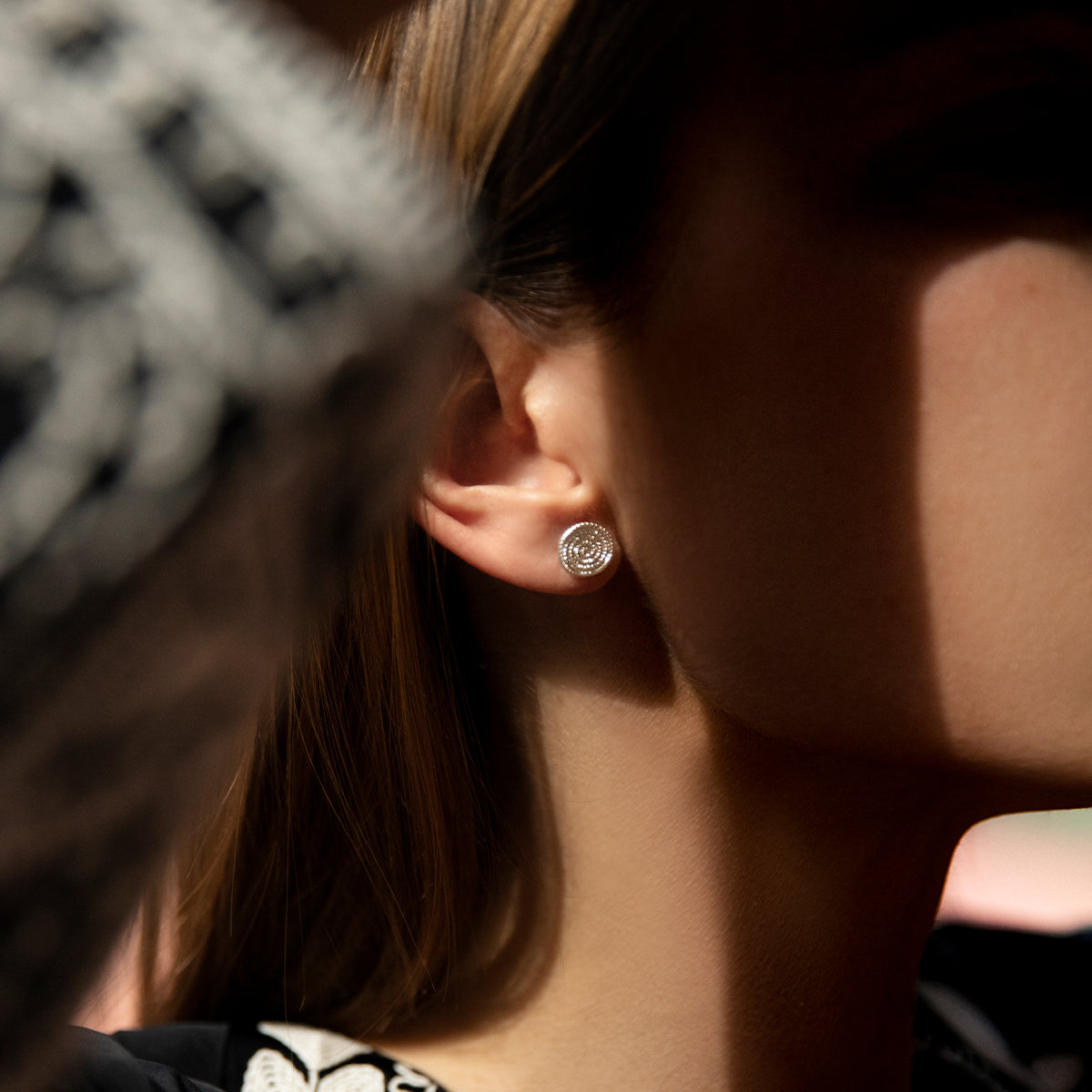 Boho Ohrstecker versilbert - Trägeransicht