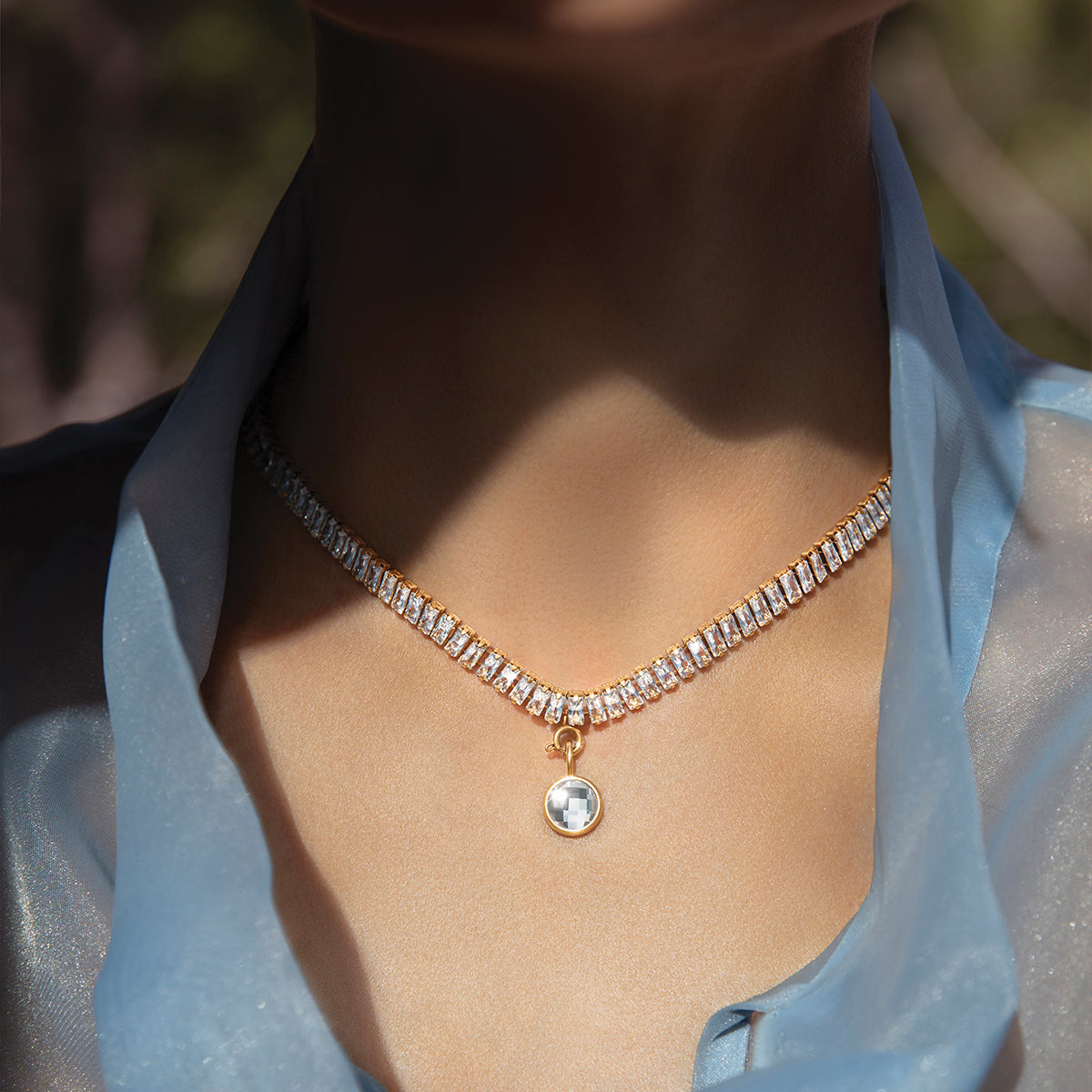 Collier Halskette mit weißen Zirkonen und weißem Quarz Anhänger, vergoldet - Detailansicht