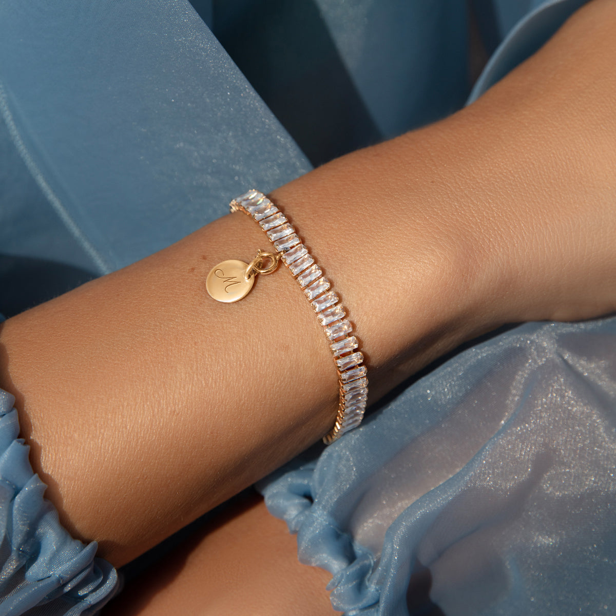 Collier Armband mit weißen Zirkonen und 1 cm Medaillon Anhänger, vergoldet - Detailansicht