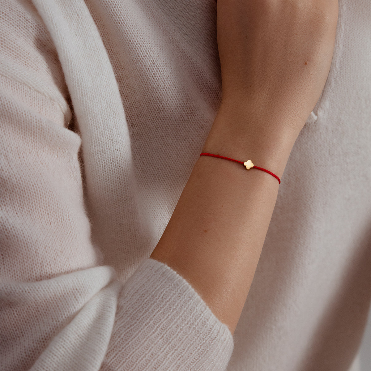 Schnurarmband rot mit Etincelle Kleeblatt aus 585er Gelbgold - Weitere Detailansicht