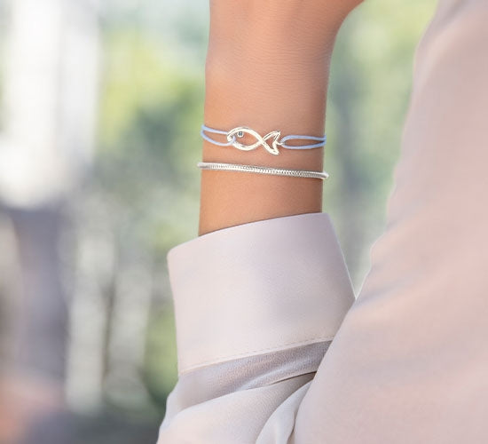 Silbernes Armband mit Fischsymbol und Topas auf grauem Schnürband – zweite Ansicht