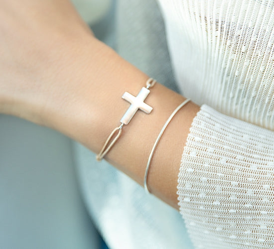 Silbernes Armband mit Kreuz auf grauem Schnürband – zweite Ansicht