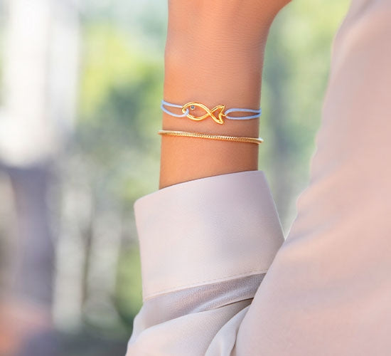 Vergoldetes Armband mit Fischsymbol und Topas auf blauem Schnürband – zweite Ansicht