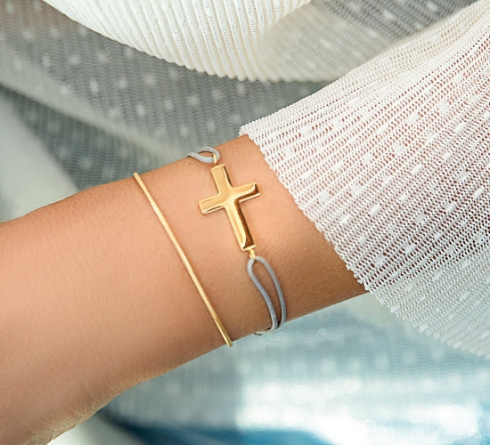 Vergoldetes Armband mit Kreuz auf beigem Schnürband – zweite Ansicht