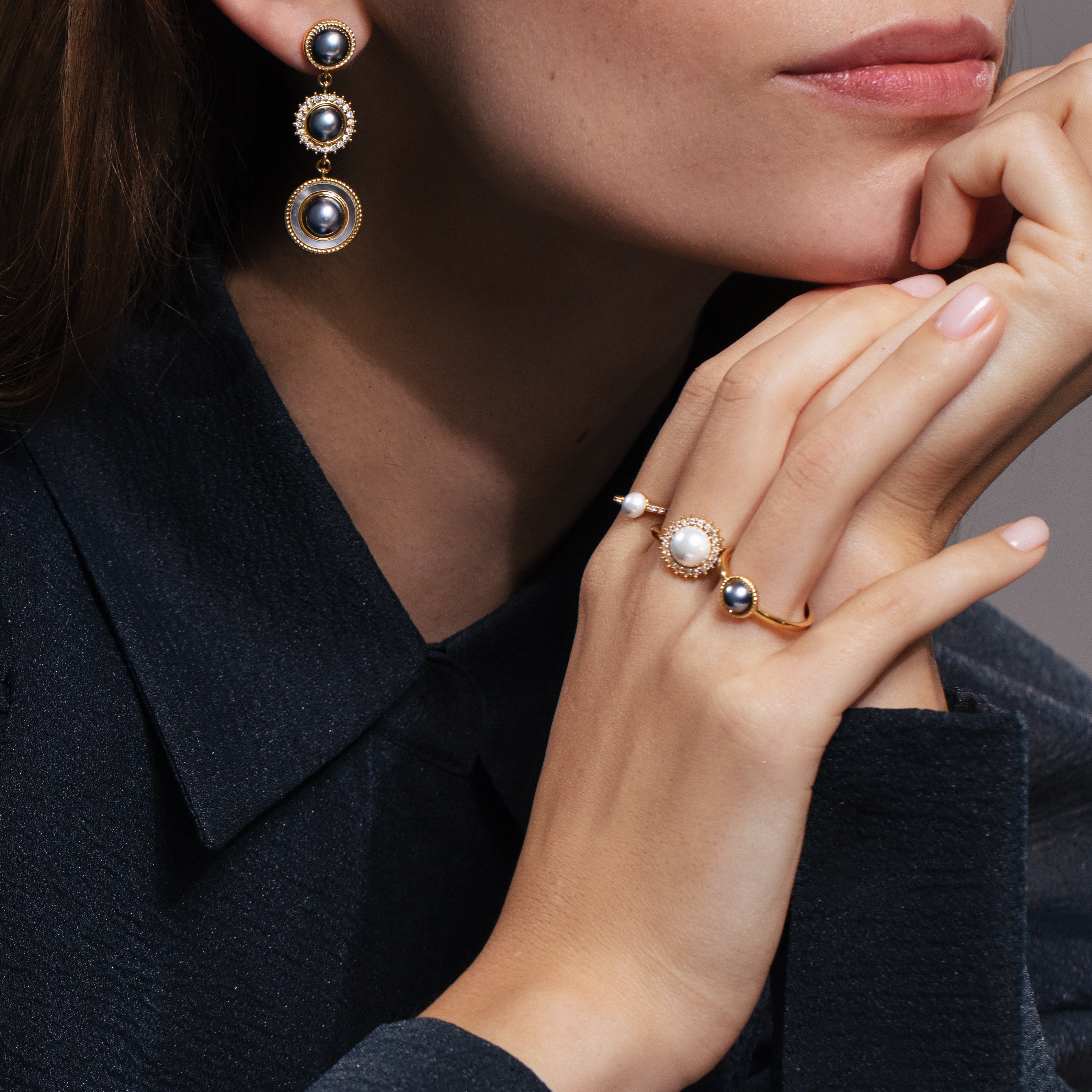 Ring Cosmos No.3 mit weißer Perlen und weißen Zirkonen, vergoldet - Detailansicht