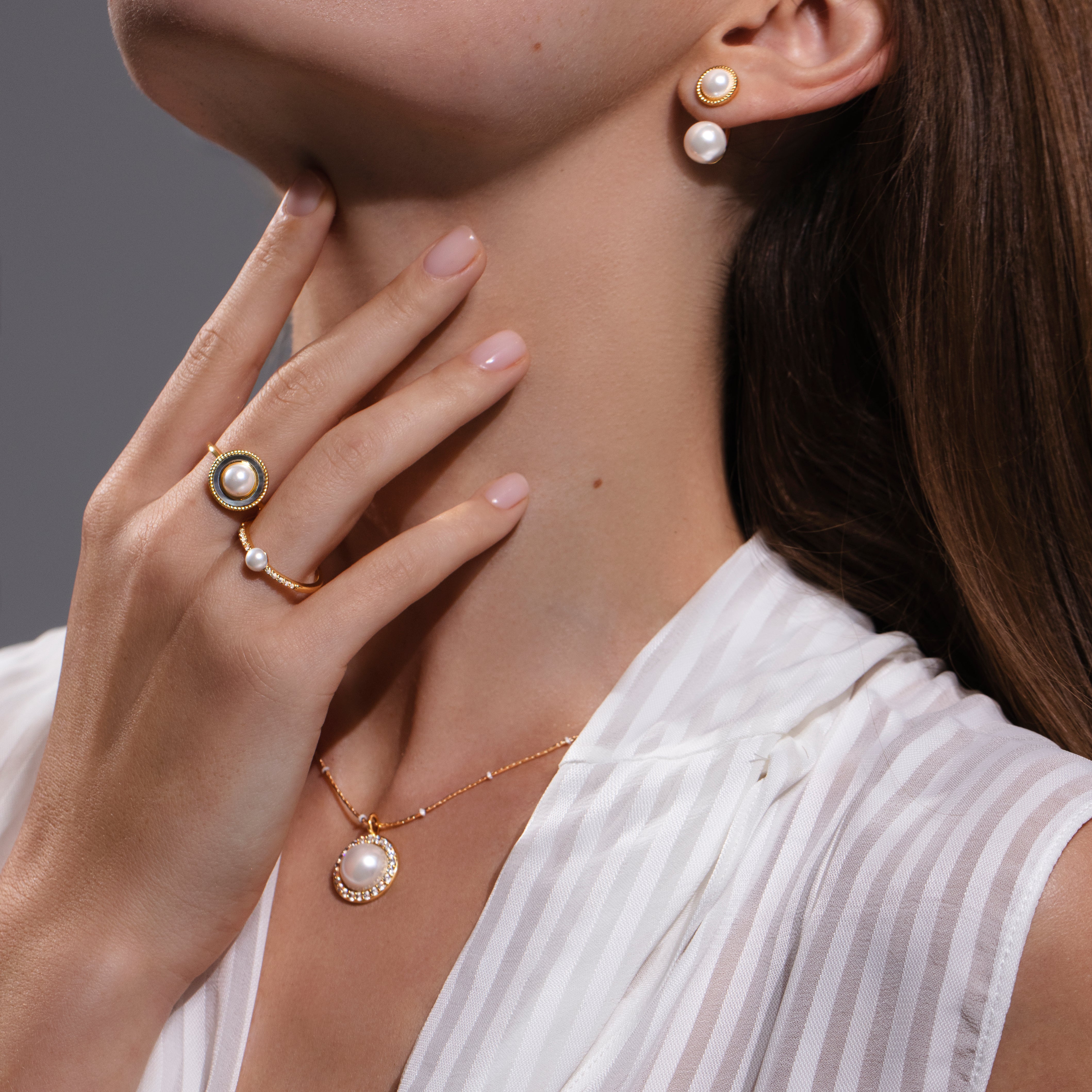 Ring Cosmos No.4 mit weißer Perle und dunklem Perlmutt, vergoldet - Detailansicht