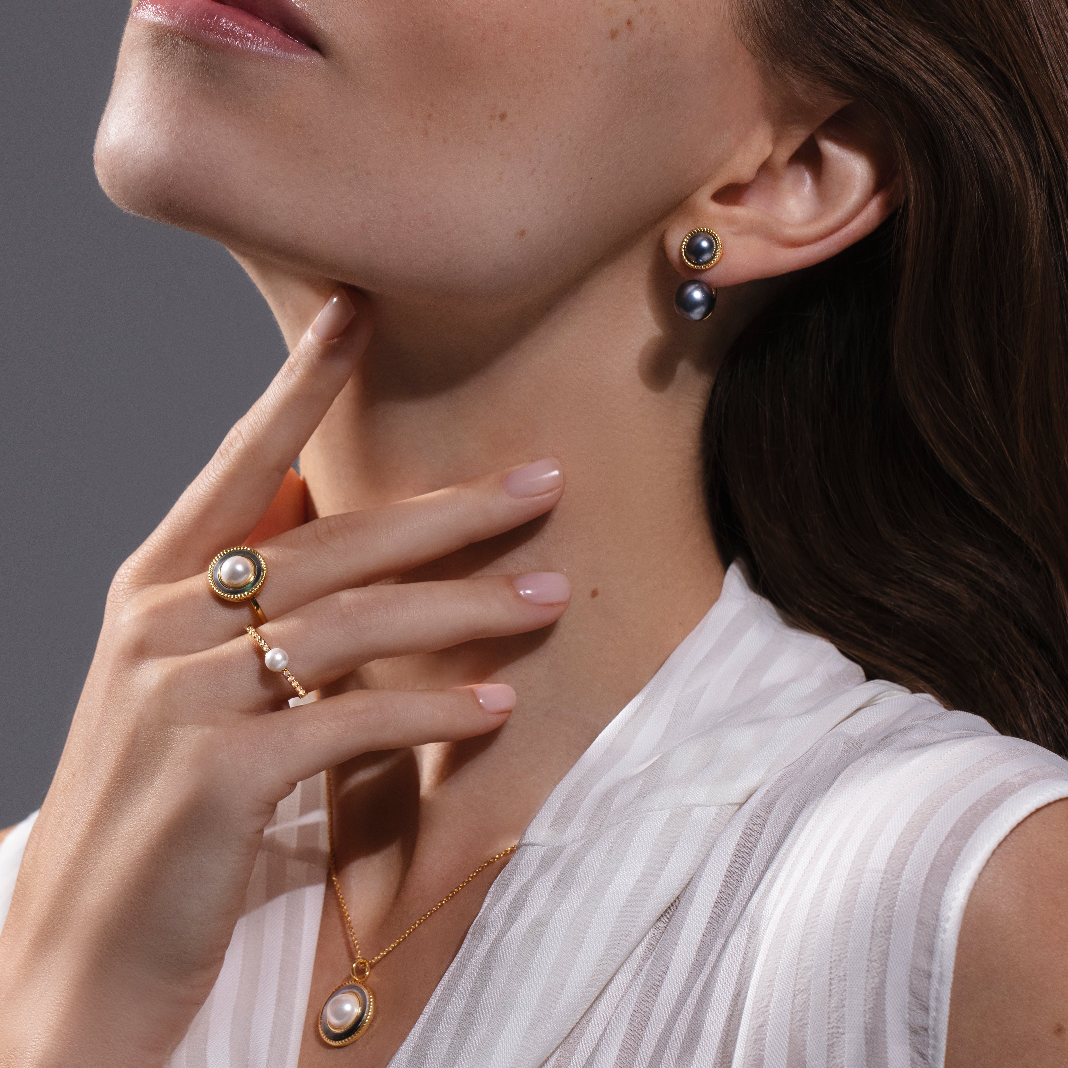 Halskette Cosmos No.1 mit weißer Perle und dunklem Perlmutt, vergoldet - Detailansicht