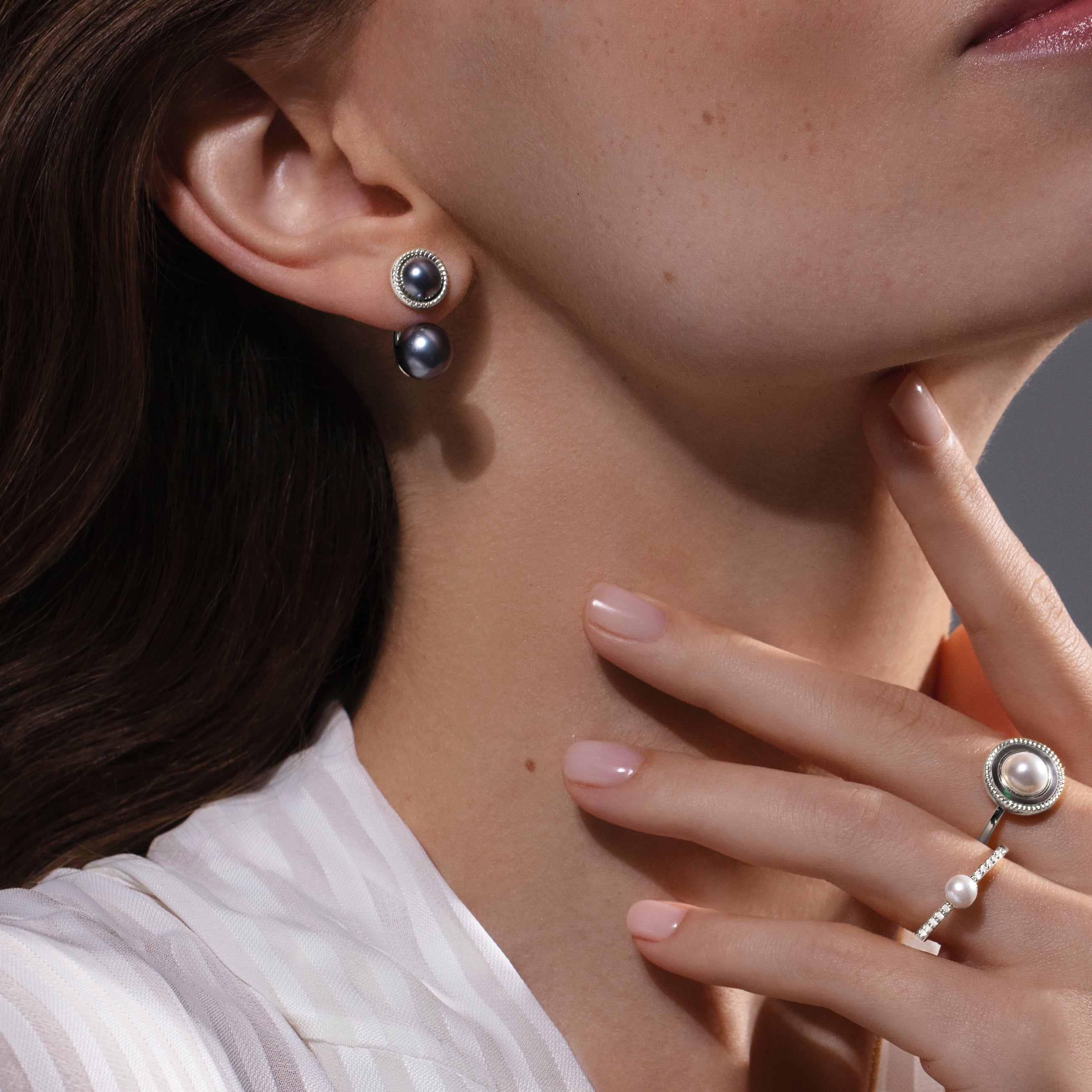 Ring Cosmos No.2 mit weißer Perlen und weißen Zirkonen, versilbert - Detailansicht