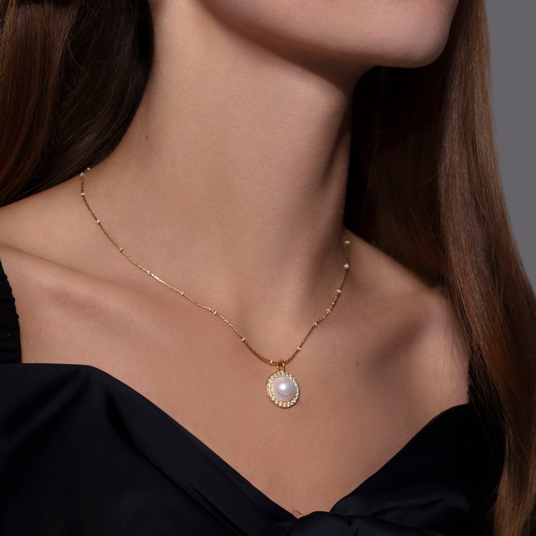 Halskette Cosmos No.2 mit weißer Perle und weißen Zirkonen, vergoldet - Detailansicht