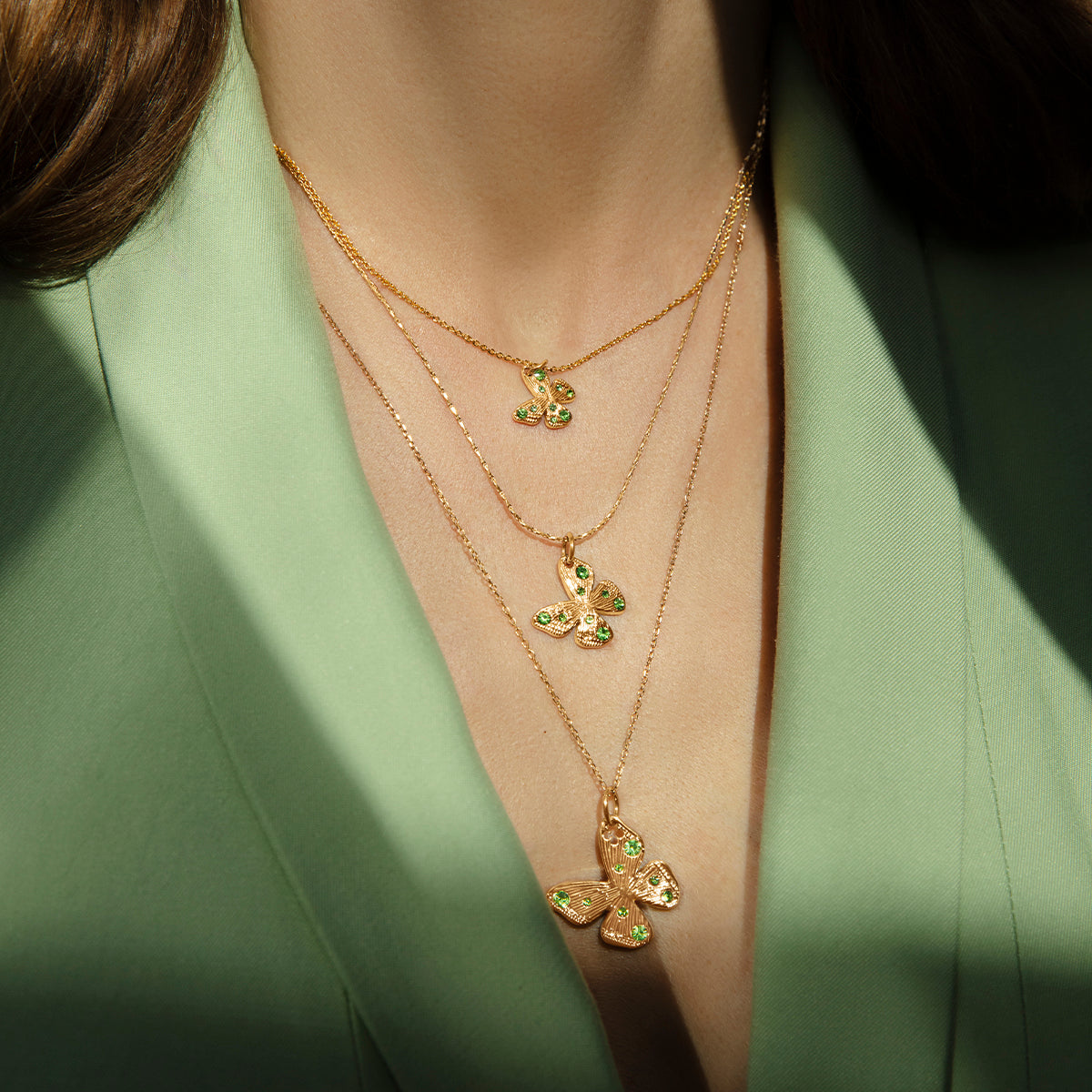 Halskette Papillon 1,5 cm mit grünen Kristallen, vergoldet - Detailansicht