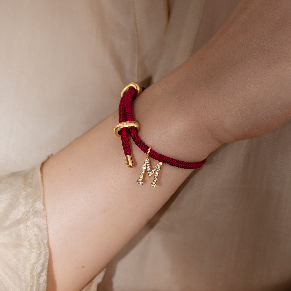 Armband Liana in weinroter Farbe mit Buchstabe M mit Zirkonia, vergoldet - Detailansicht