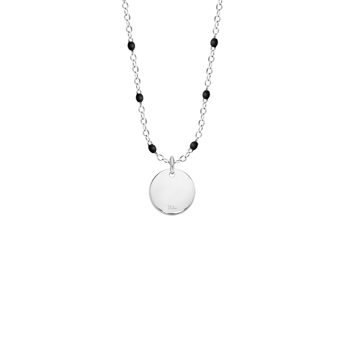 Halskette mit versilbertem Medaillon mit schwarzen Zirkonen auf einer Emaillekette - Trägeransicht