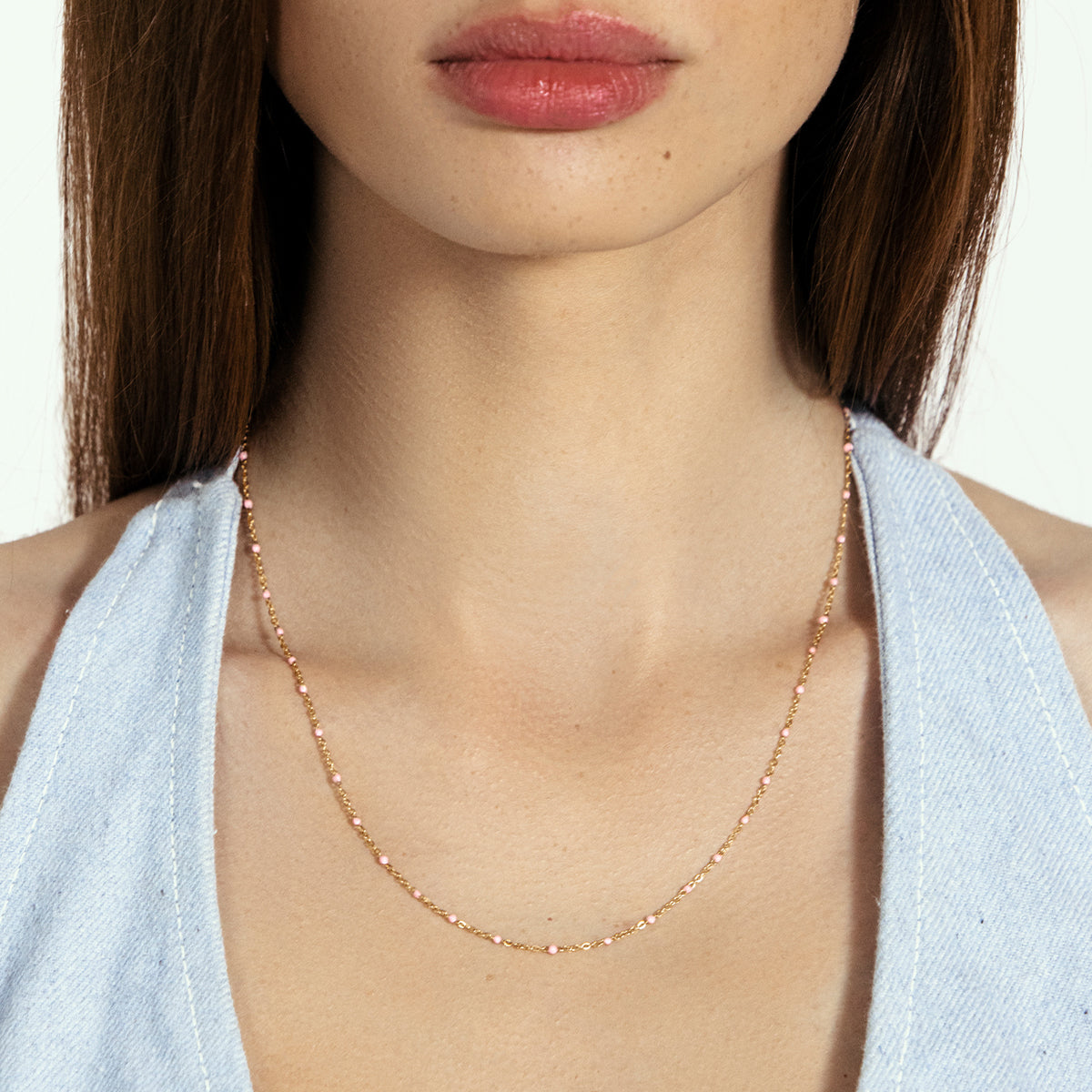 Halskette mit rosafarbener Emaille 42cm, vergoldet - Detailansicht