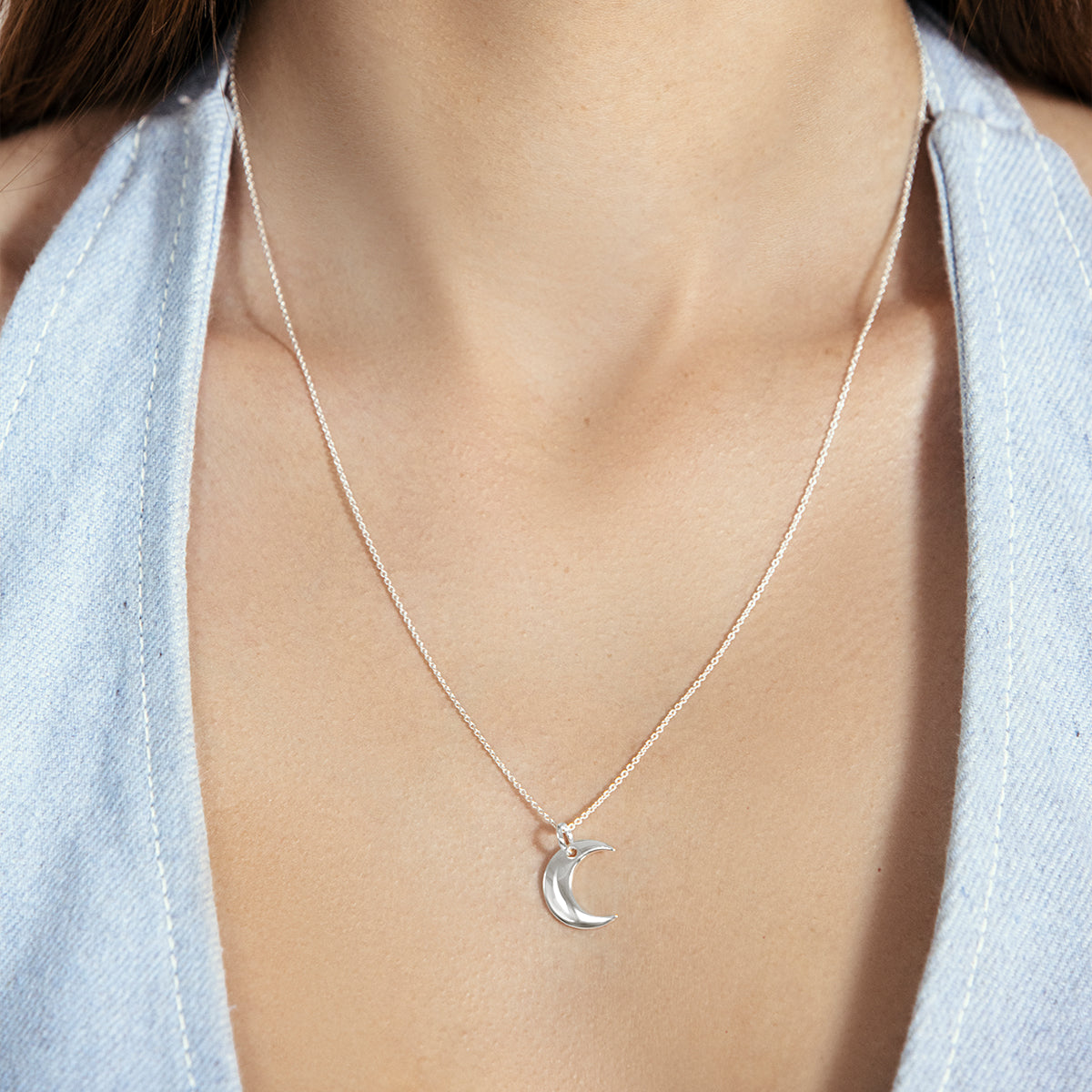 Halskette Klassisch mit 1,5 cm Lune-Anhänger silber - Trägeransicht