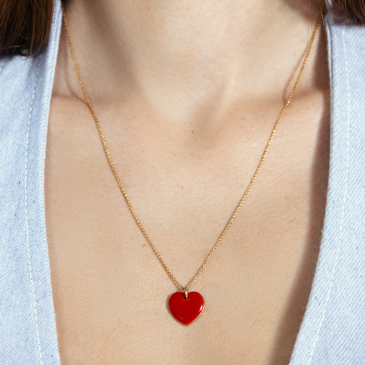 Halskette mit 1,5 cm Herz einseitig rotfarben emailliert - Trägeransicht