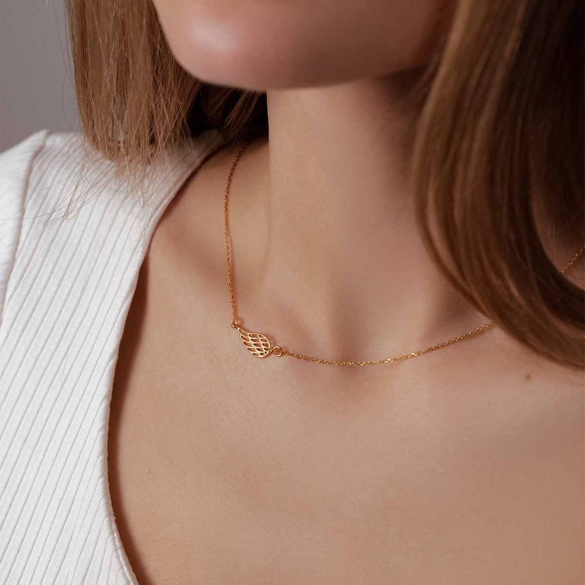 Halskette Flügel vergoldet - Trägeransicht