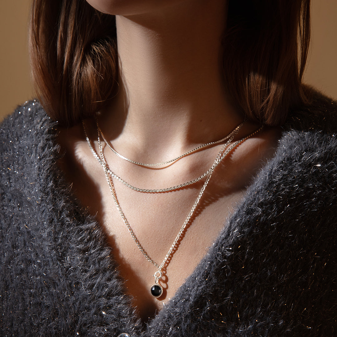 Halskette Multichain mit schwarzem Quarz-Anhänger versilbert - Detailansicht