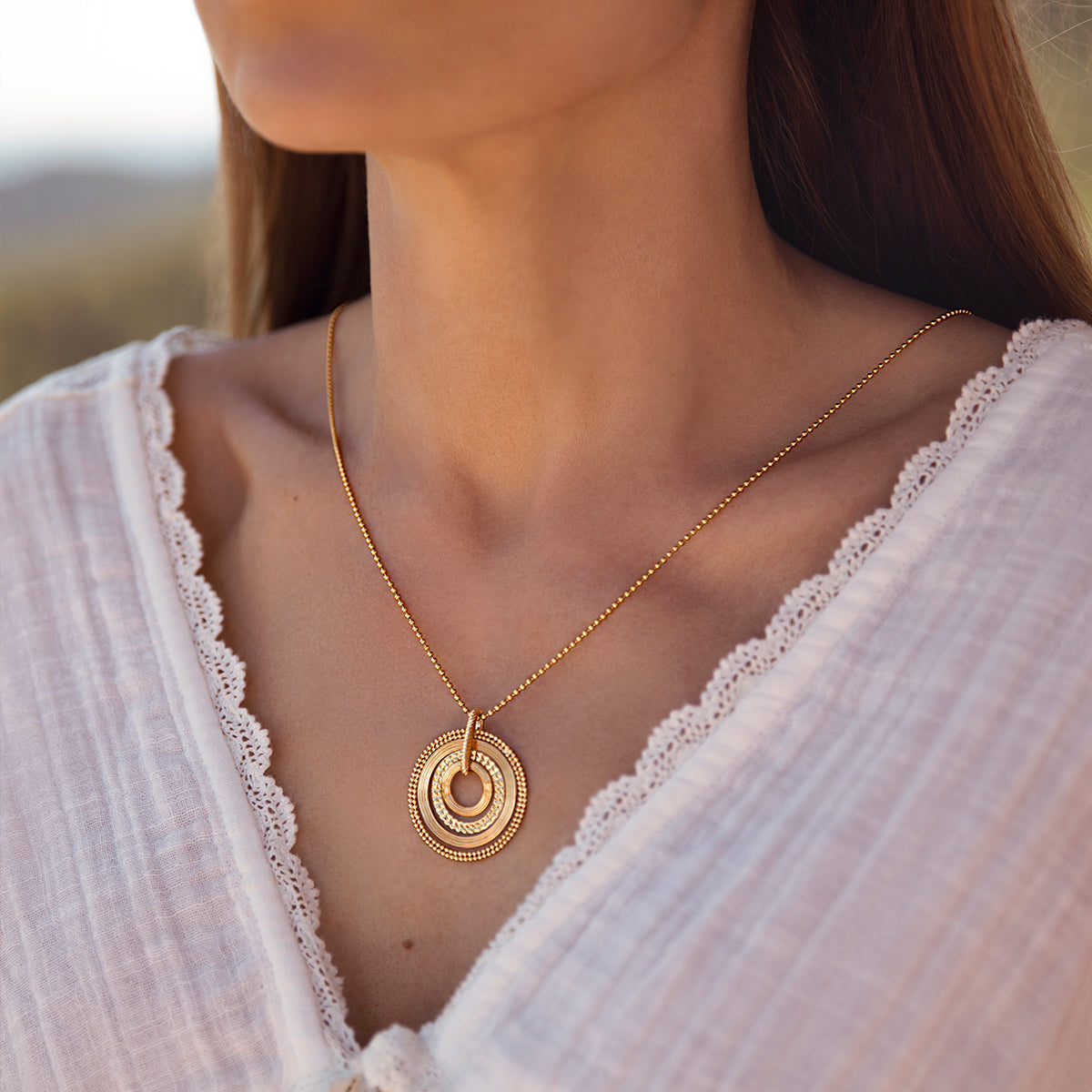 Halskette Kügelchen mit Ethno-Anhänger vergoldet - Detailansicht