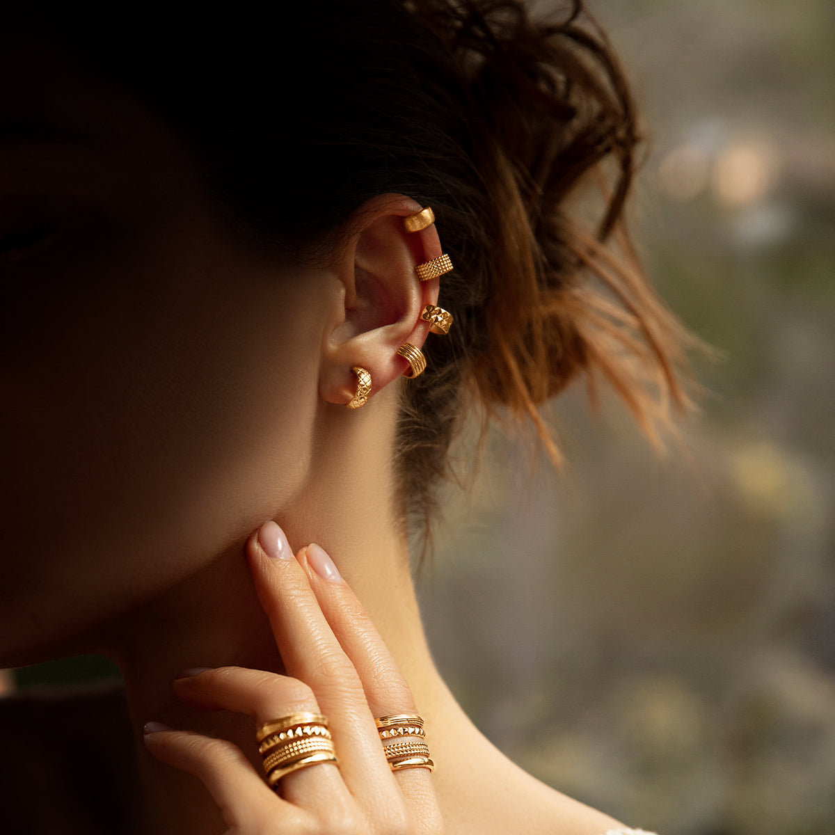 Ear cuff Ethno Multi links vergoldet - Trägeransicht