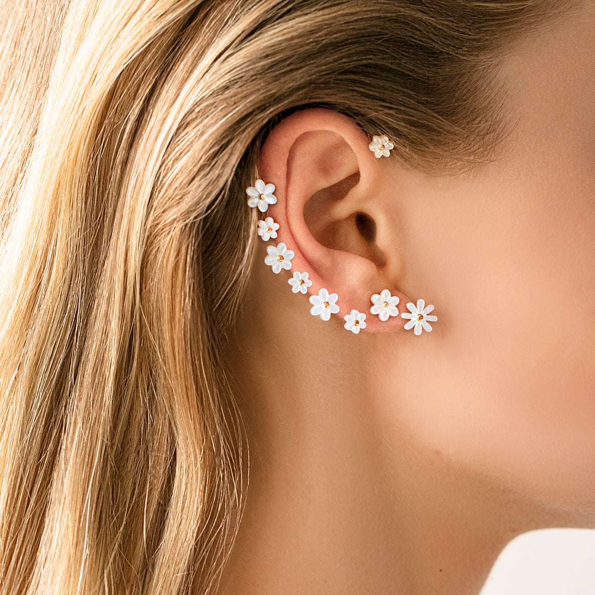 Ear Cuff Flowers mit Perlmutt, rechts, vergoldet - Weitere Detailansicht