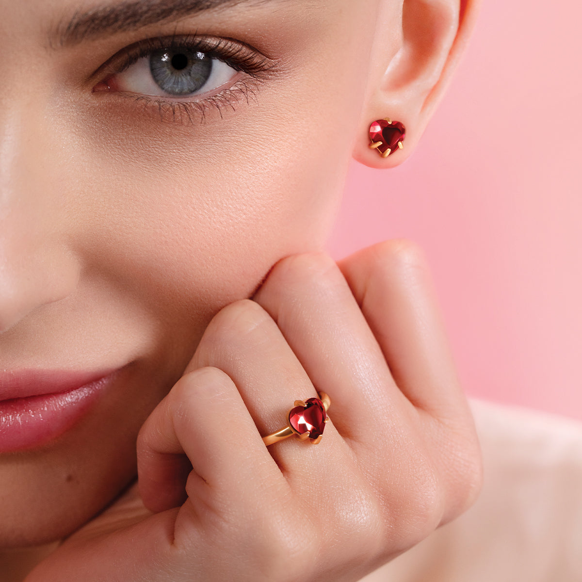Ring Amour mit Herz aus rotem Kristall, vergoldet - Detailansicht