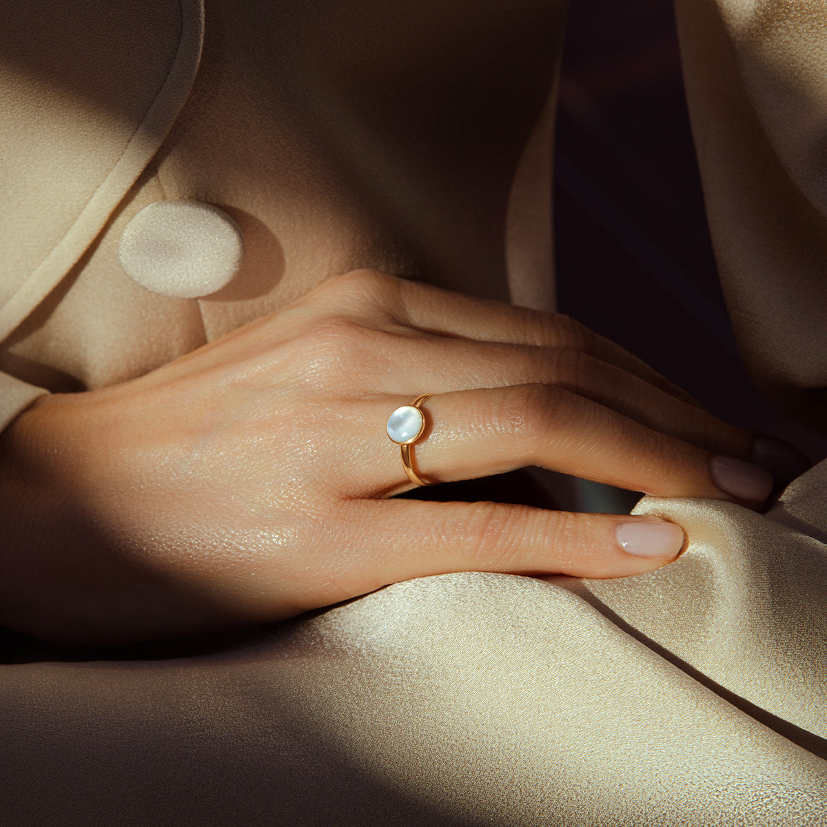 Ring mit Perlmutt Medaillon in 585er Gelbgold Fassung - Detailansicht