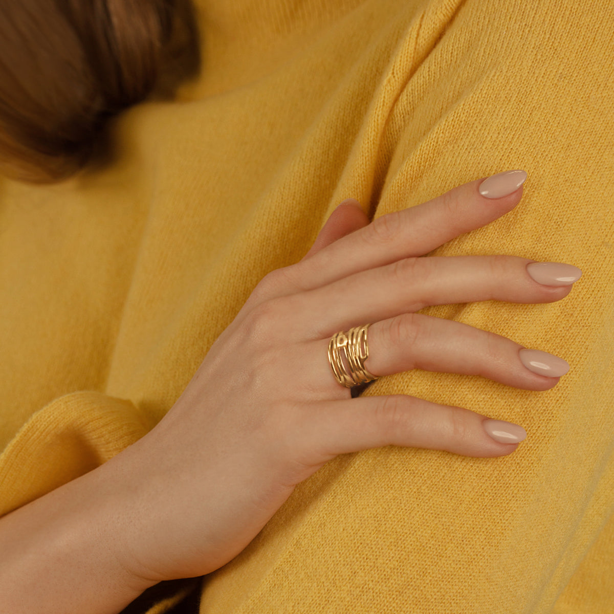 Ring LOVE, gefertigt aus 585er Gelbgold. All you need is... LOVE! - Ring Love aus 585er Gelbgold - Trägeransicht