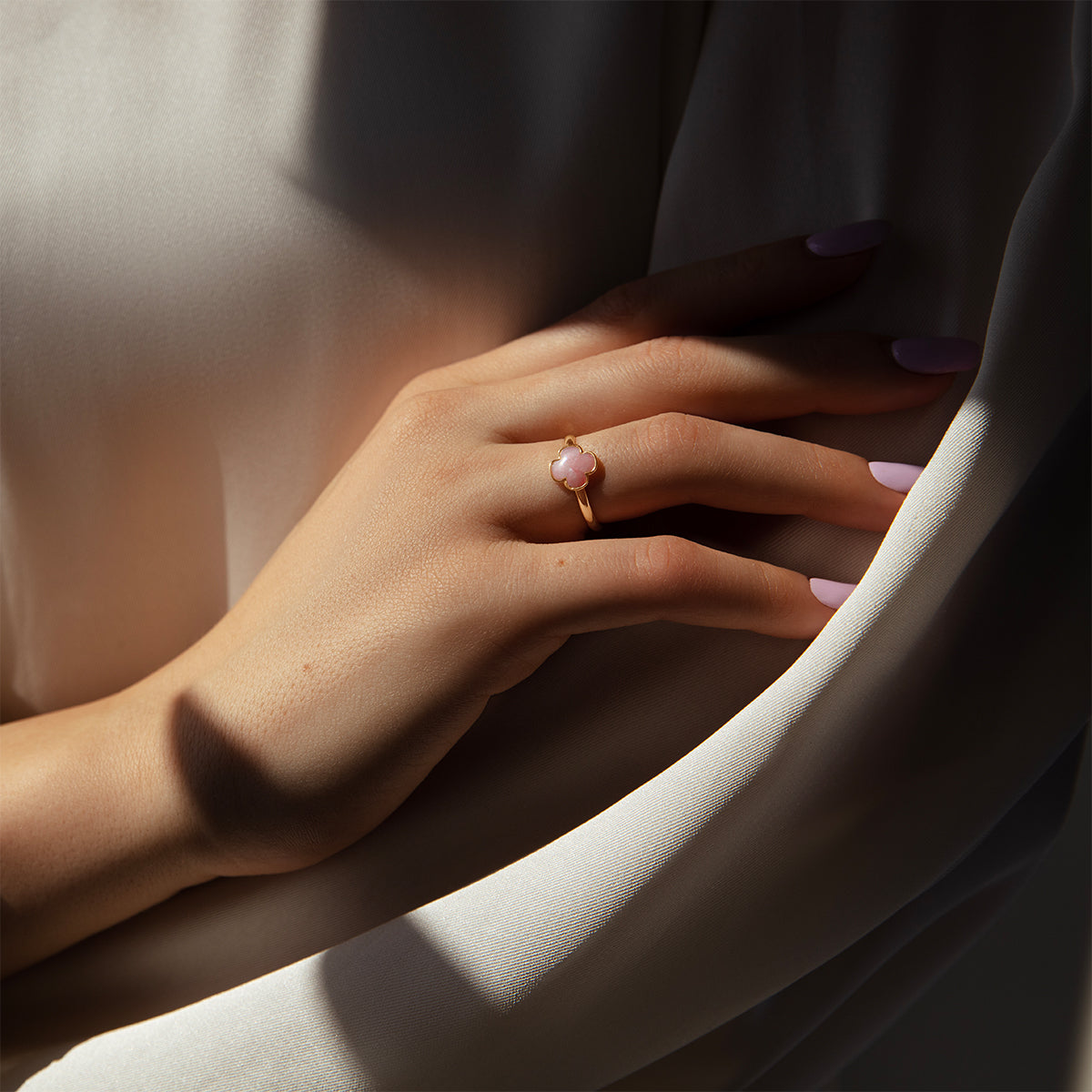 Ring mit rosa Opal Kleeblatt in 585er Gelbgold Fassung - Detailansicht