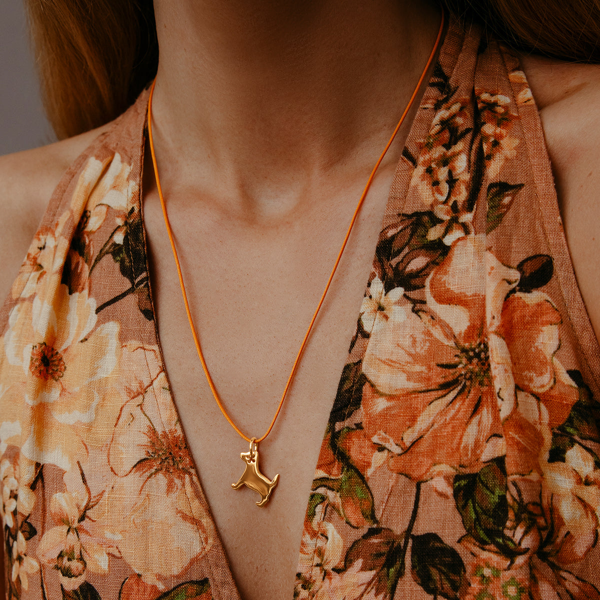 Schnurband neon orange mit vergoldetem Hund - Detailansicht