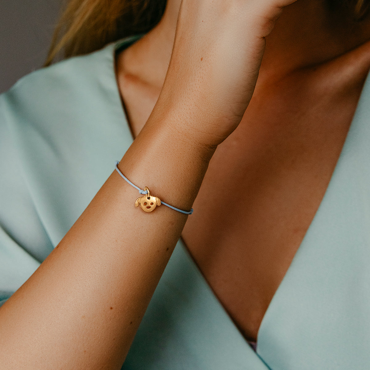 Armband mit vergoldetem Hund - Detailansicht