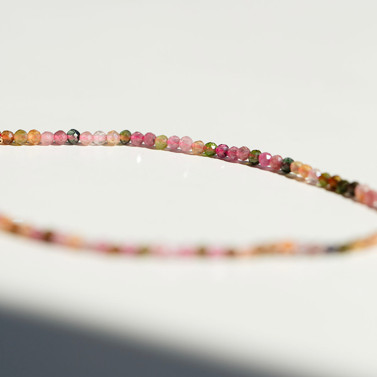 Halskette aus Turmalin Steinen, versilbert - Trägeransicht