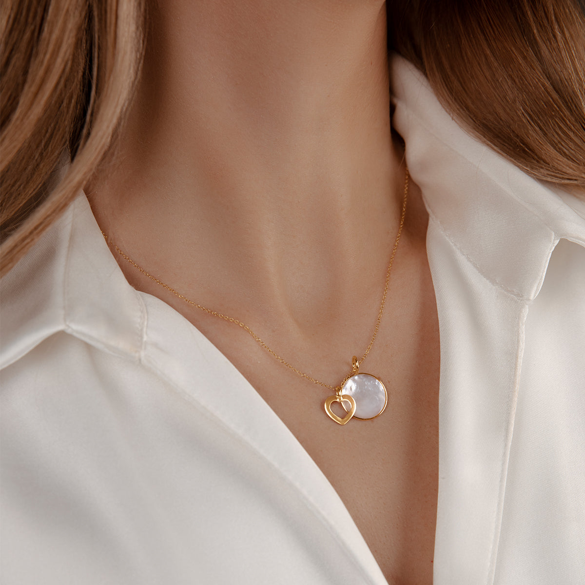 Halskette Faden mit Perlmutt Medaillon 1,5 cm und offen gearbeitetem Herz 1 cm aus 585er Gelbgold - Detailansicht