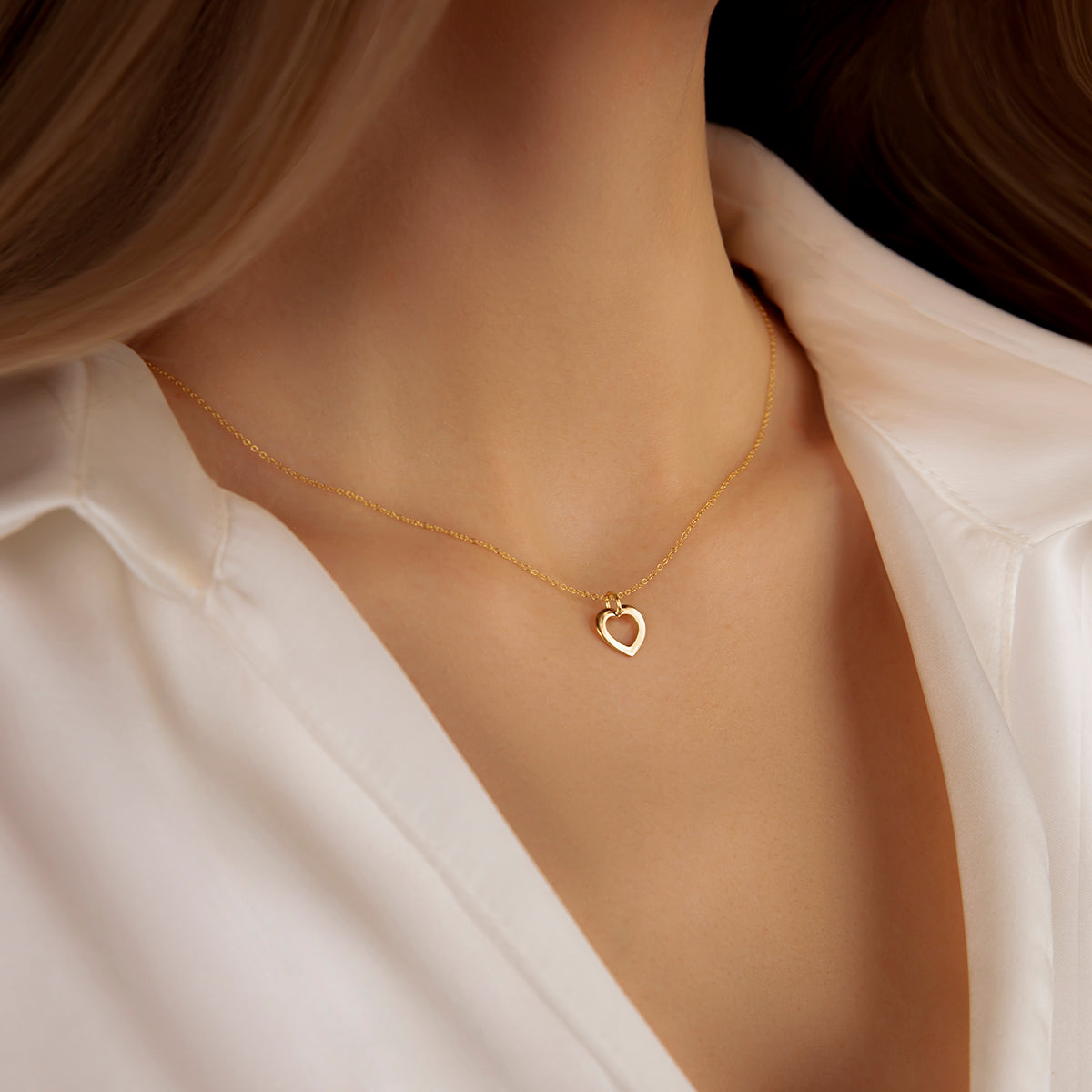 Halskette Faden mit offen gearbeitetem Herz 1 cm aus 585er Gelbgold - Detailansicht