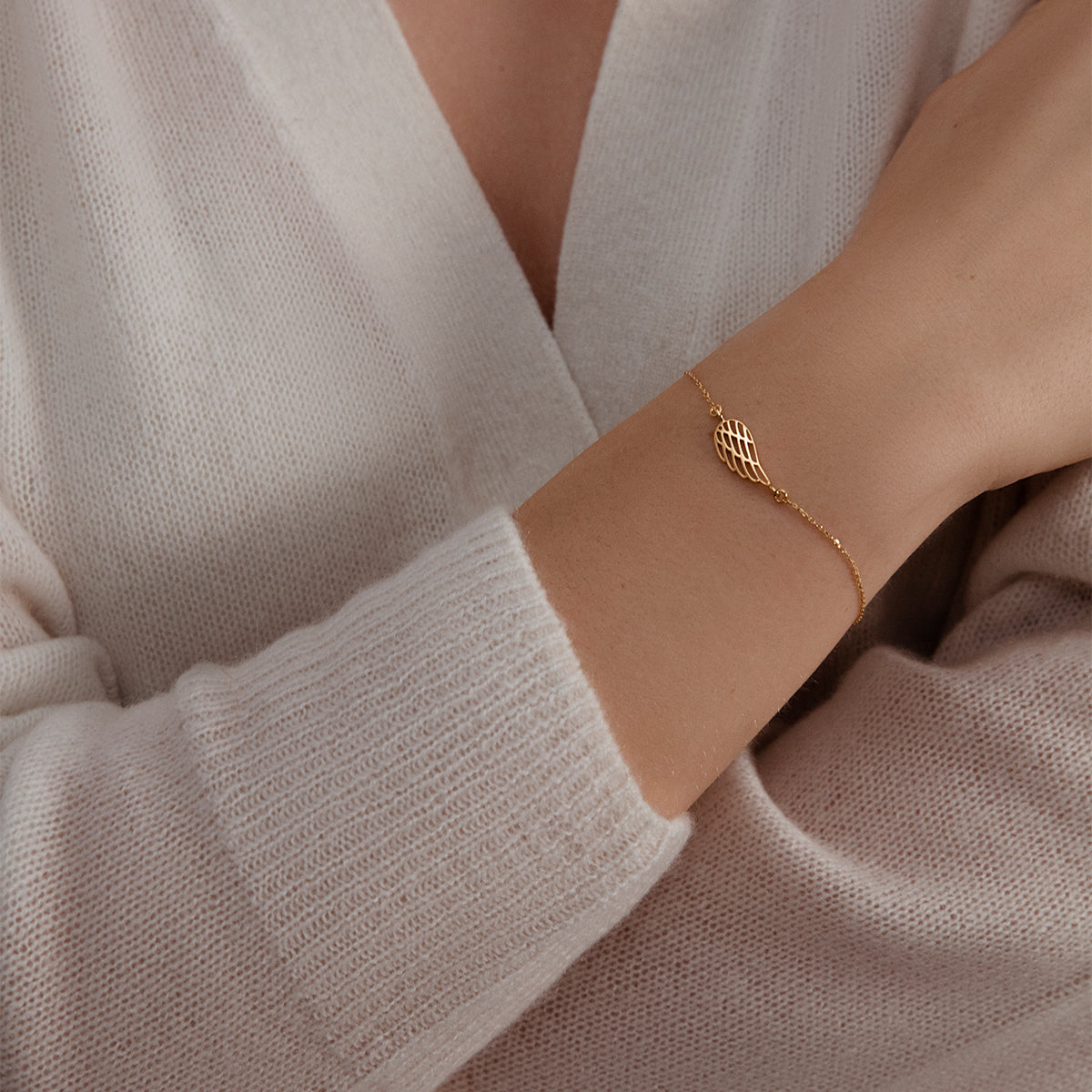 Armband mit offen gearbeitetem Flügel aus 585er Gelbgold - Detailansicht