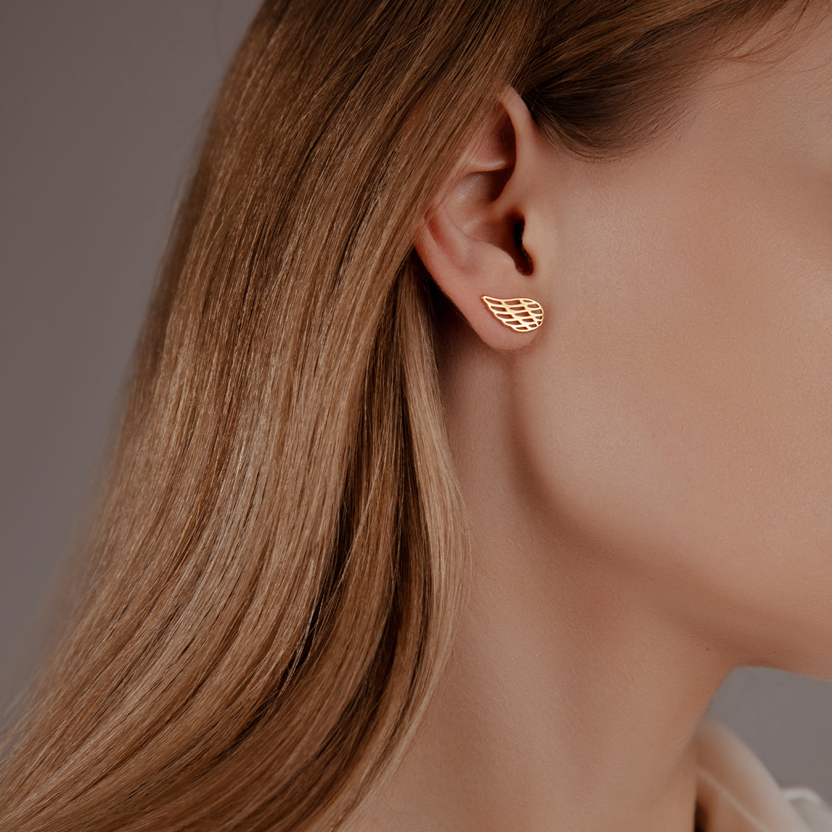 Ohrstecker offen gearbeitete Flügel aus 585er Gelbgold - Detailansicht