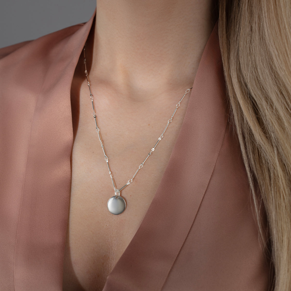 Halskette Bamboo mit 1,5 cm Medaillon, versilbert - Detailansicht