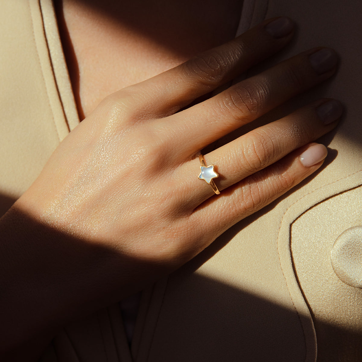 Ring mit Perlmutt Stern n 585er Gelbgold Fassung - Detailansicht
